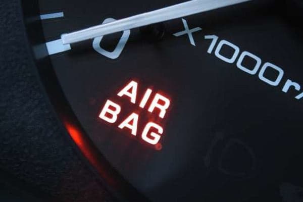 Témoin d'airbag allumé en rouge dans le combiné d'instruments d'une voiture